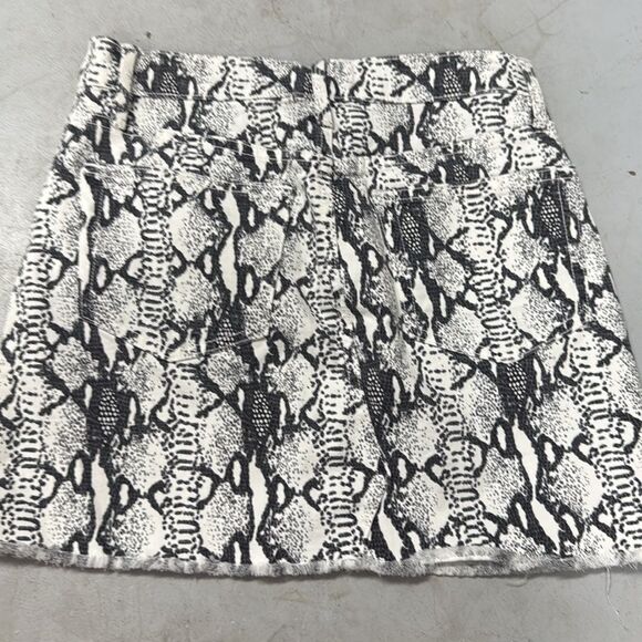Frame Denim Black and White Python Print Skirt - Size 25 - LIKE NEW - Denim Mini - Picture 3 of 3